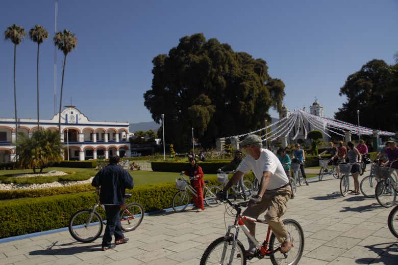 Pedaleando junto al Palacio Municipal
