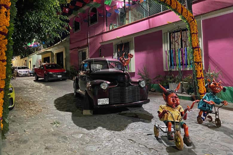 Las calles del barrio adornadas para el Día de Muertos