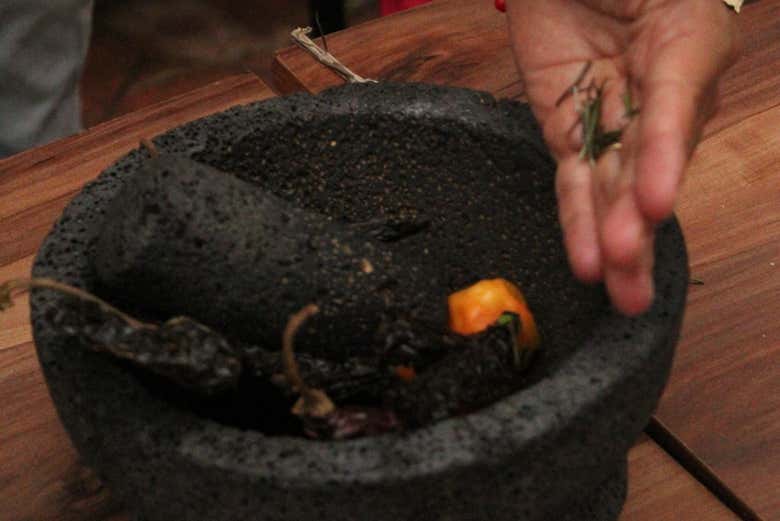 Ingredientes en el molcajete