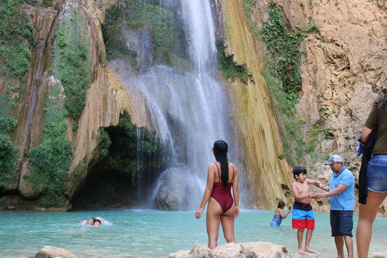 Contemplando la cascada de Santiago Apoala