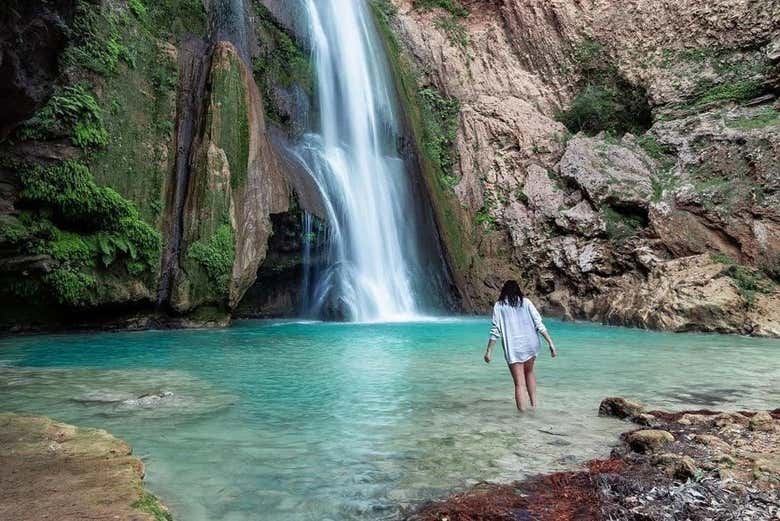 Contemplando una de las cascadas de Apoala