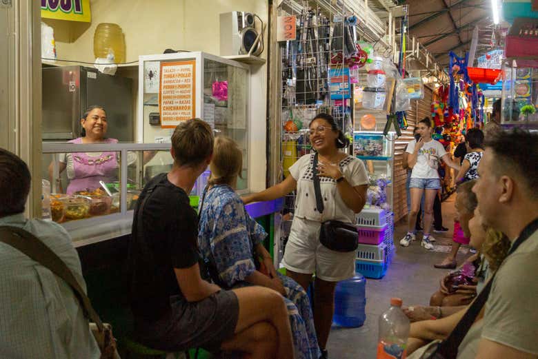 Escuchando las explicaciones de la guía