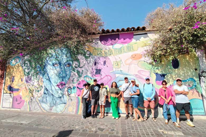 Grupo recorriendo las calles de Jalatlaco