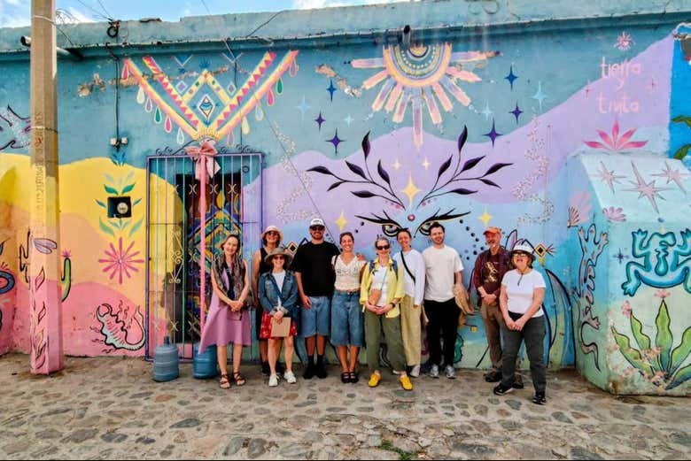 Foto con el mural Tierra y Tinta