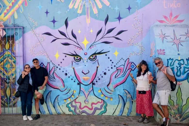 Posando con uno de los murales de Jalatlaco de fondo