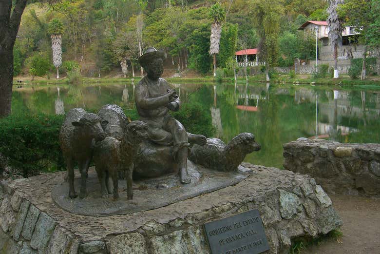 Estatua en el lago de Guelatao