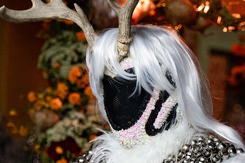 Un escenario de máscaras, música y emoción