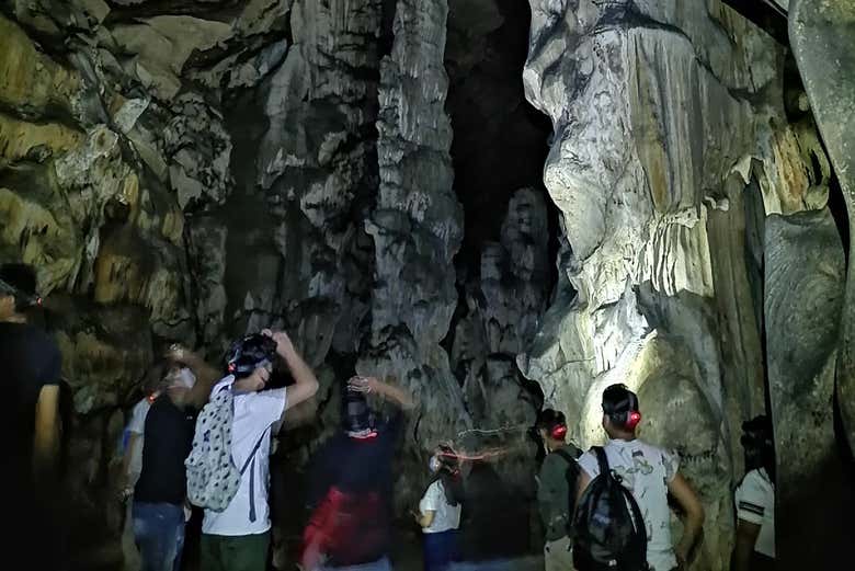 Apreciaremos diversas estalactitas y estalagmitas