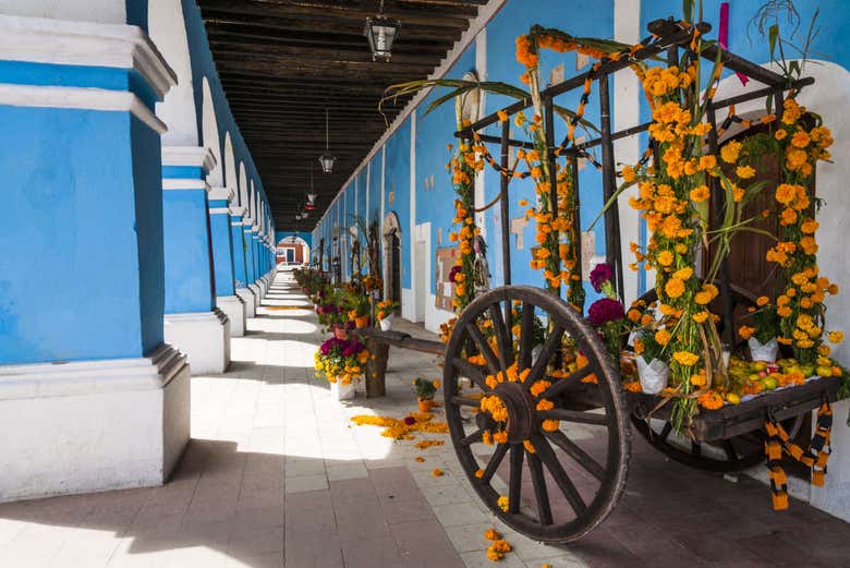 Stroll down picturesque streets in San Pedro Yucunama