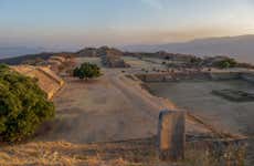 Tour del sito archeologico di Monte Albán al tramonto