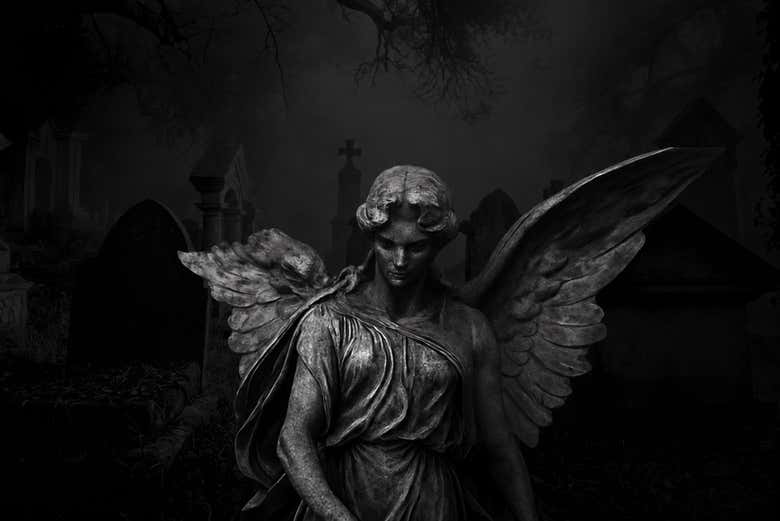 Una de las esculturas funerarias del Panteón Inglés