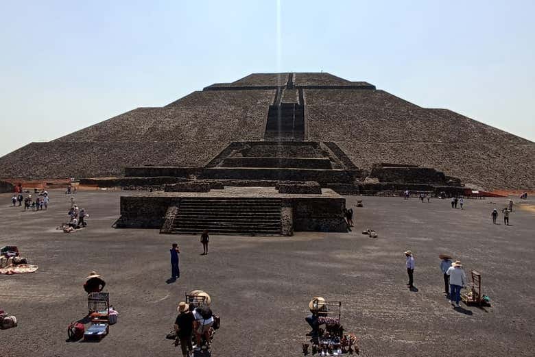 Conoceréis las majestuosas Pirámides del Sol y de la Luna