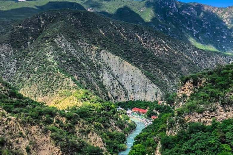 Las grutas están rodeadas de montañas