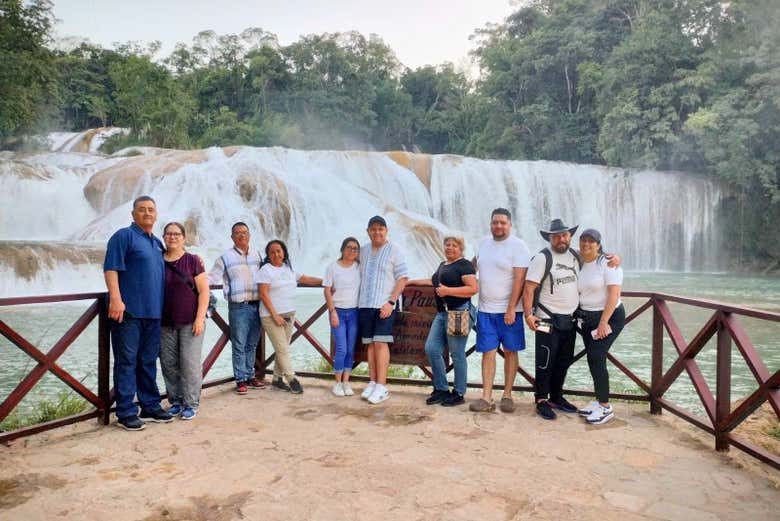Con la postal de Agua Azul de fondo