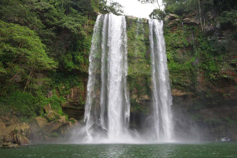 Imponente caída de agua