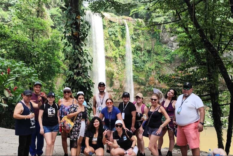 Con la cascada Misol-Ha de fondo