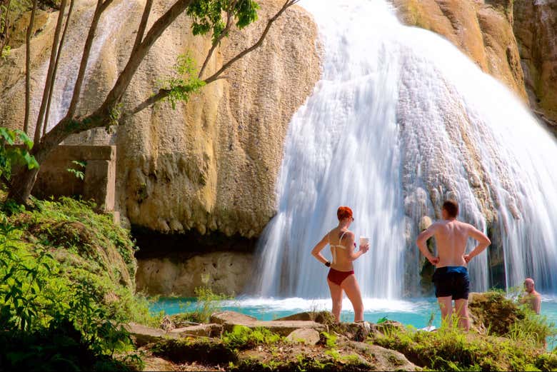 Admirez la beauté de la cascade Roberto Barrios