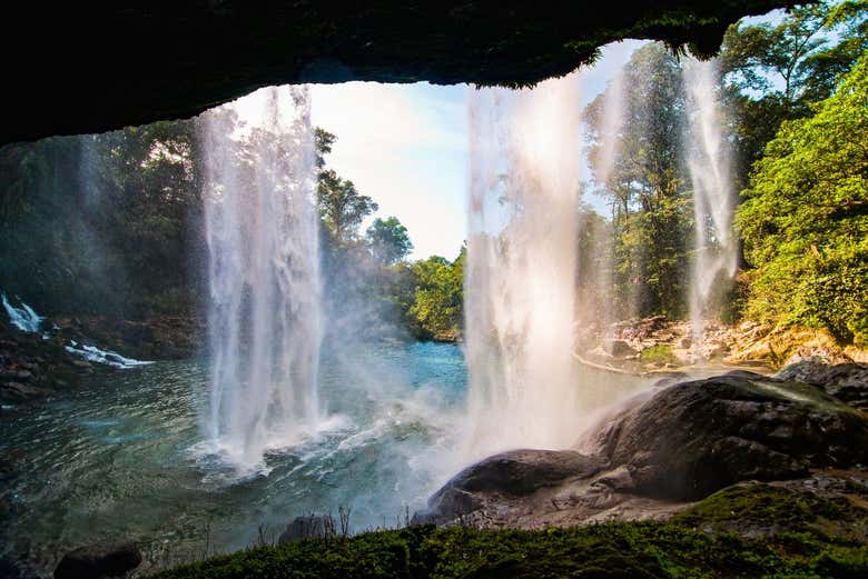 La vista detrás de la caída de agua de Misol-Ha
