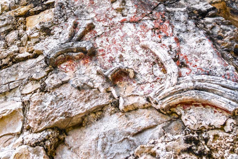 Detalles de los muros del templo de la Cruz