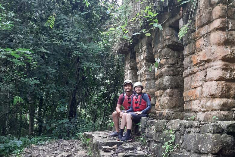 Descansando tras la actividad de rafting