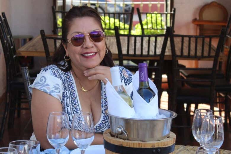 In posa durante la degustazione di vino