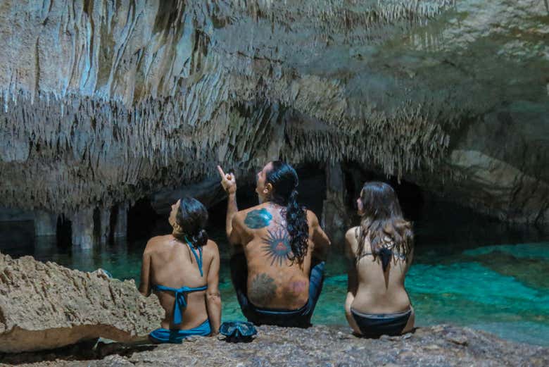 Admirando la geología en un cenote