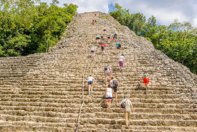 Ascendiendo la pirámide de Cobá