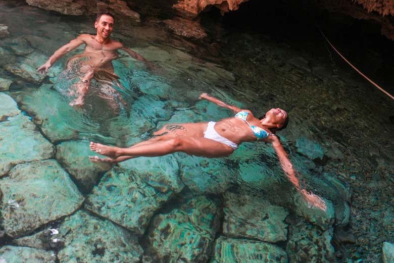 Relajaos flotando en las refrescantes aguas de un cenote