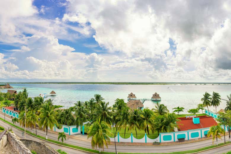 Avenida do povoado de Bacalar