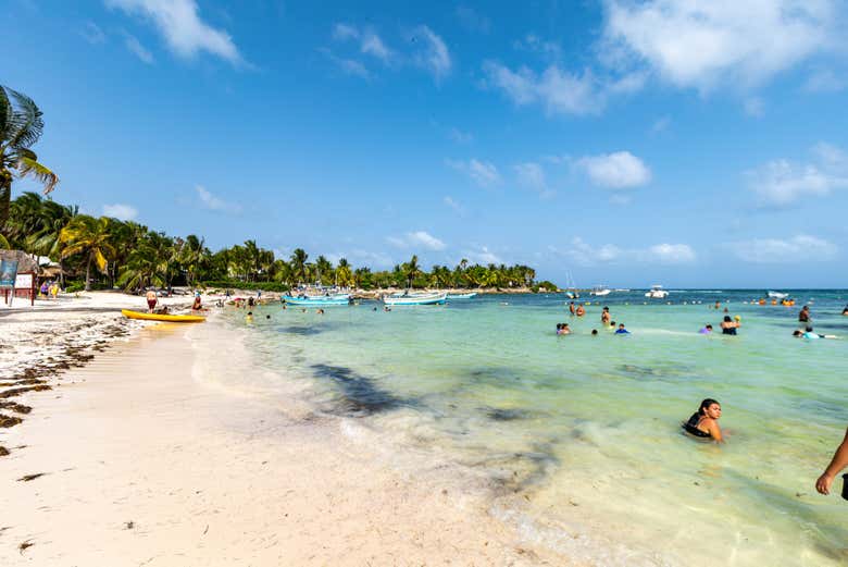 Una de las playas de la bahía de Akumal en un día soleado