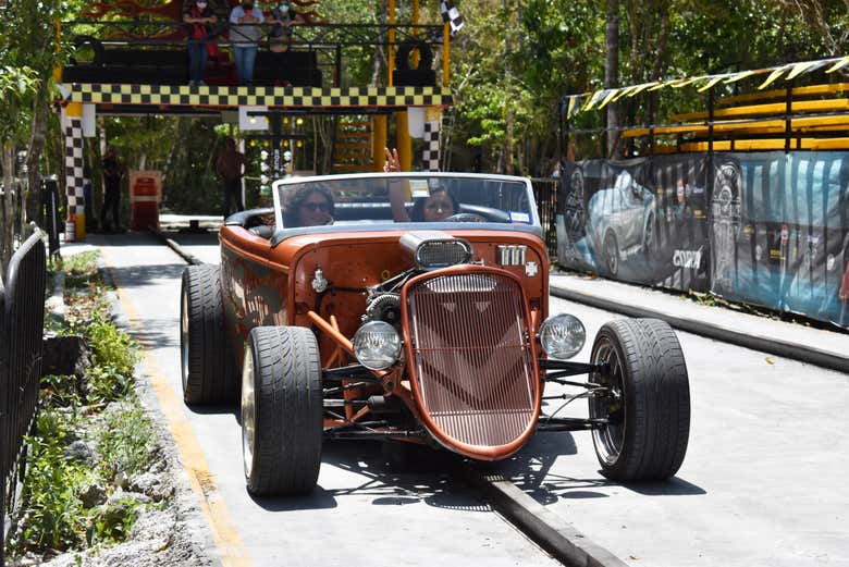 Carrera de coches por la selva