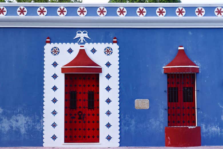 Colorida fachada de una casa en Uayma