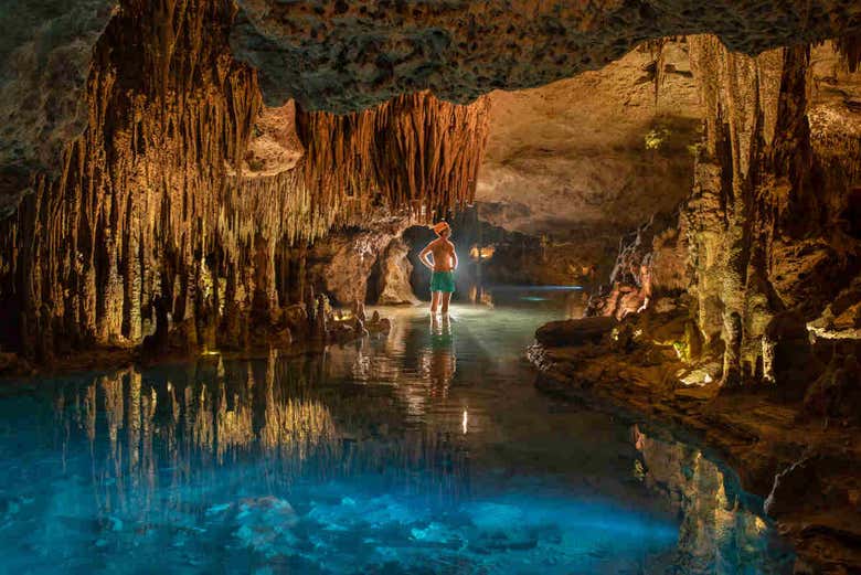 Expedición en una de las cuevas de Xplor