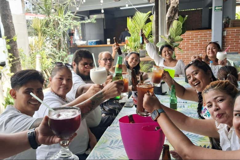 Probando bebidas típicas mexicanas