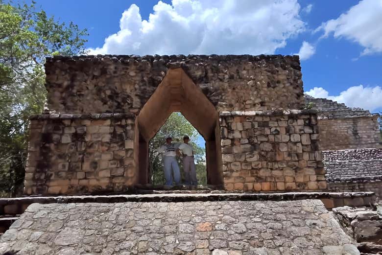 Visitando un arco maya