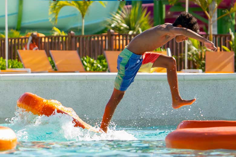 Almohadillas flotantes en Aqua Nick Riviera Maya