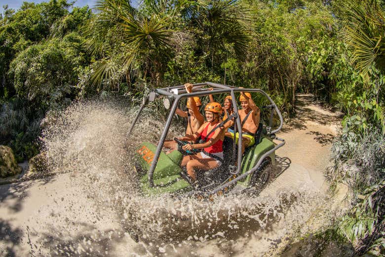 Entrando al agua en un coche anfibio