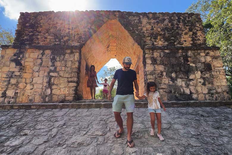 Pasando junto al arco de Ek balam