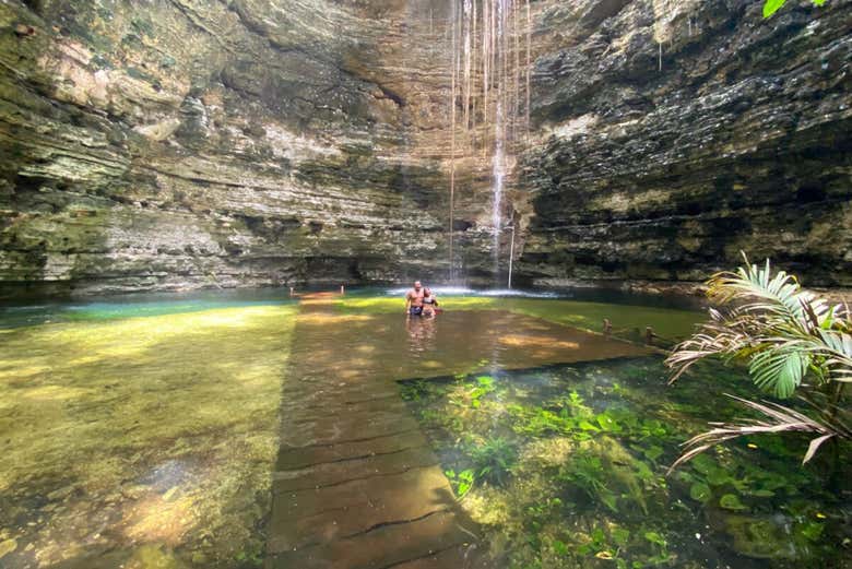 Disfrutando del baño en un cenote