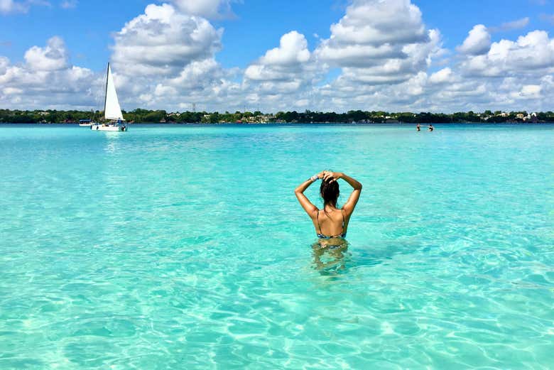 Desfrutando de um mergulho na lagoa Bacalar