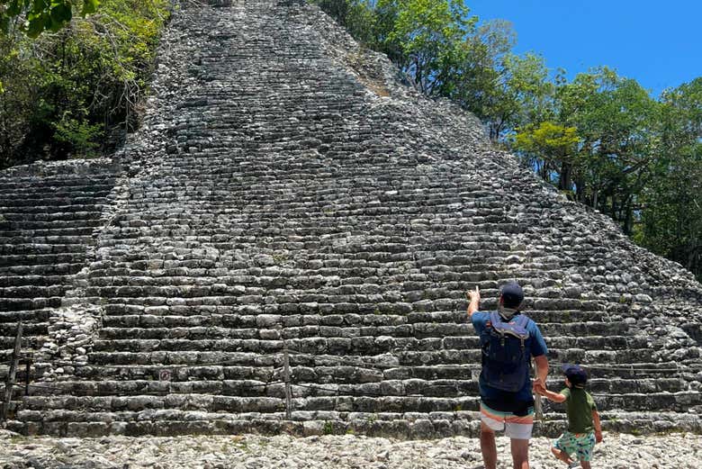 Contemplando la pirámide de Cobá