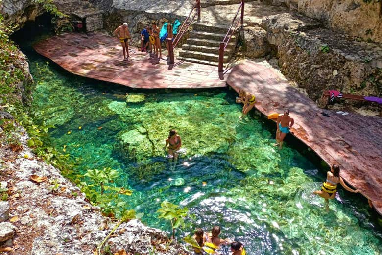 Disfrutando del baño en el cenote Mariposa