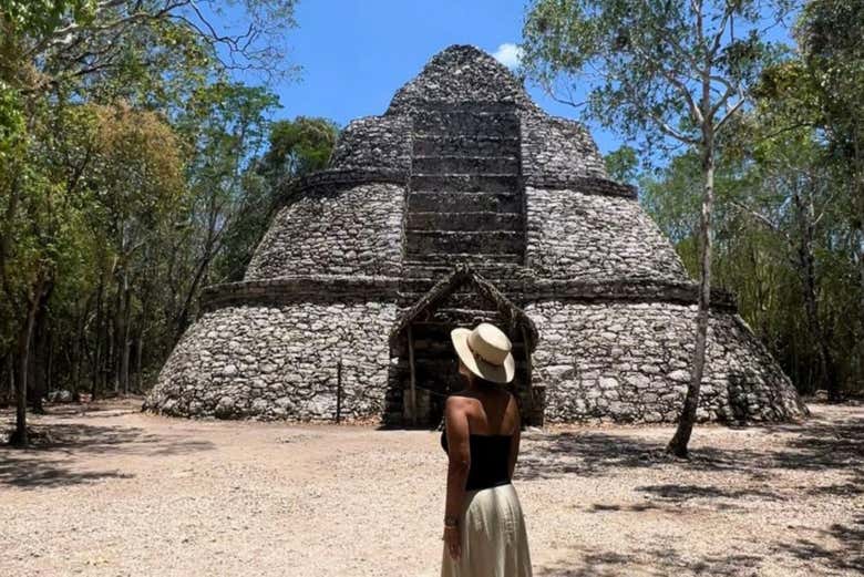 Contemplando las ruinas de Cobá
