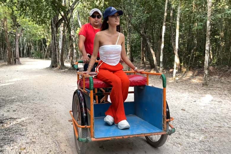 Disfrutando del recorrido en Cobá