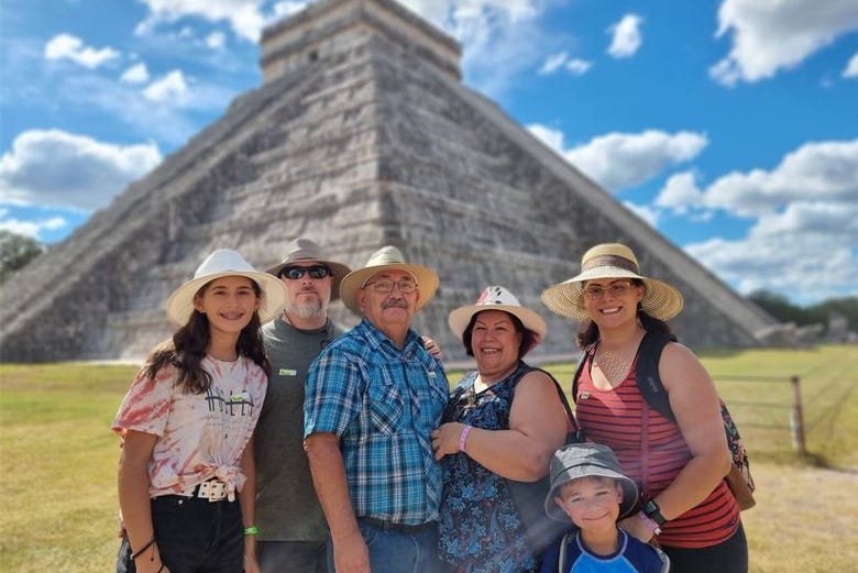 Foto em família em Chichén Itzá 