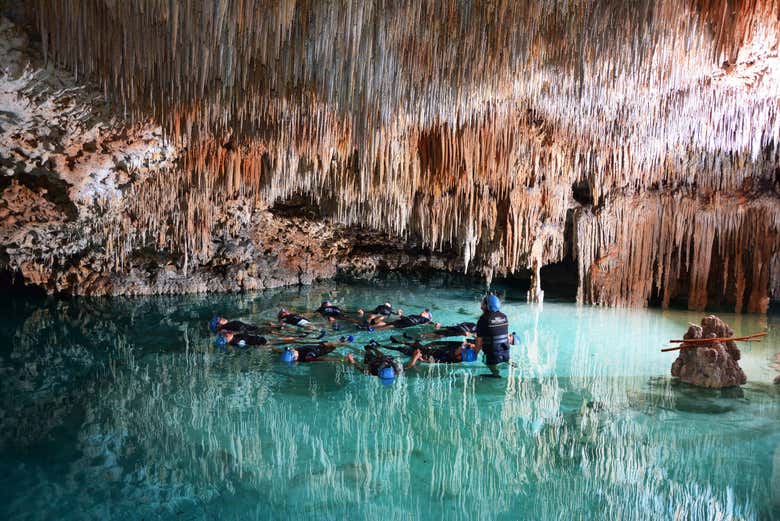 Caminaremos y nadaremos por deslumbrantes ríos subterráneos