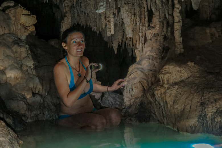Explorando las cavernas de un cenote