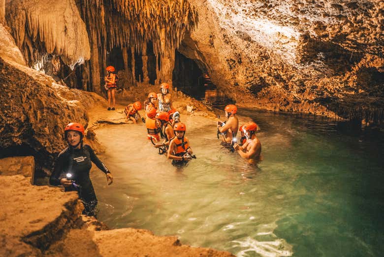 Explorando el interior del cenote