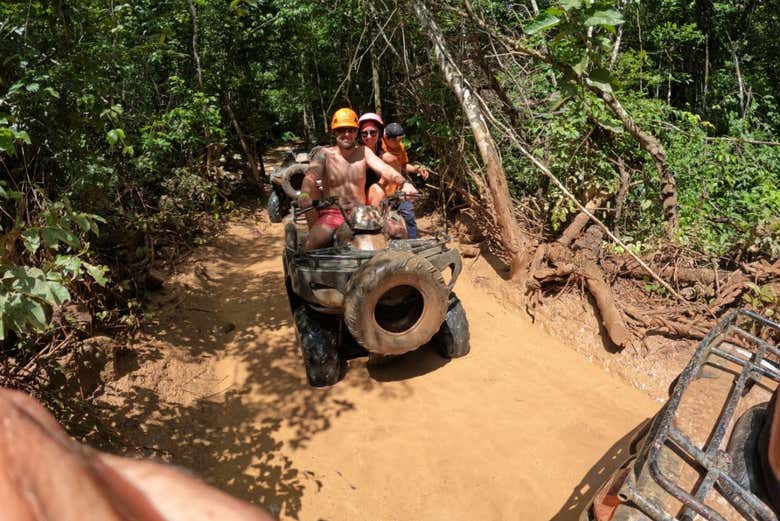 Atravessando as paisagens de Puerto Morelos em quadriciclo