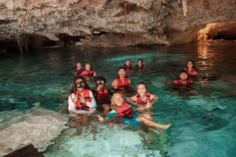 Foto de grupo dentro do cenote